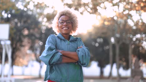 mujer alegre y elegante con ropa cálida y cabello afro marrón