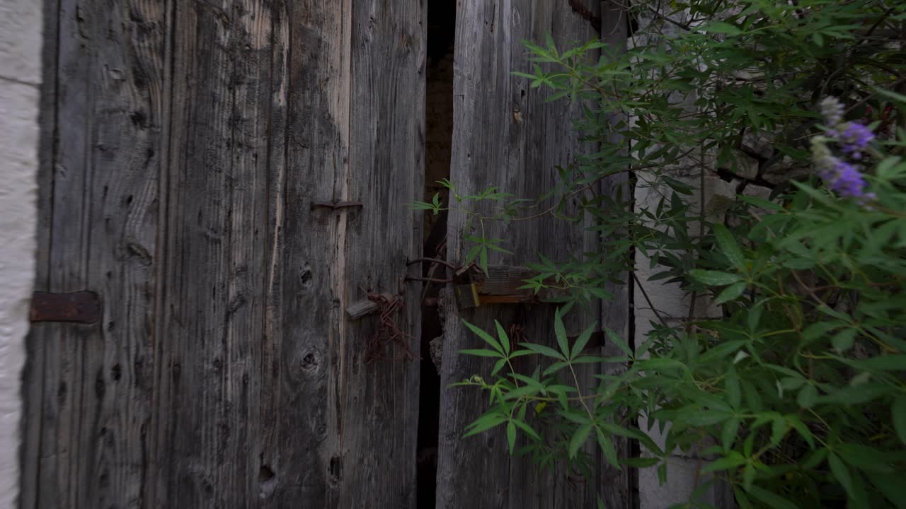 얼룩진 열가 발칸 지방의 한 마을에 있는 돌집의 큰 문에 잠겼는데, 이 열는 고향에서 대량 이민을 상징한다.