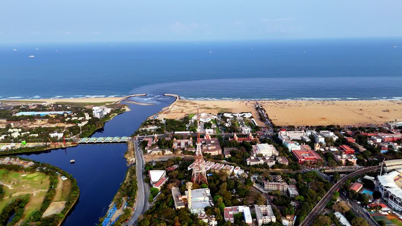 Perspectiva aérea da foz do Rio Cooum, destacando o canal do rio, bancos de areia e ondas do oceano onde o rio se encontra com a Baía de Bengala ao longo da paisagem costeira de Chennai