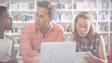 animación de ecuaciones matemáticas sobre maestros varones y escolares que usan computadoras portátiles en el aula