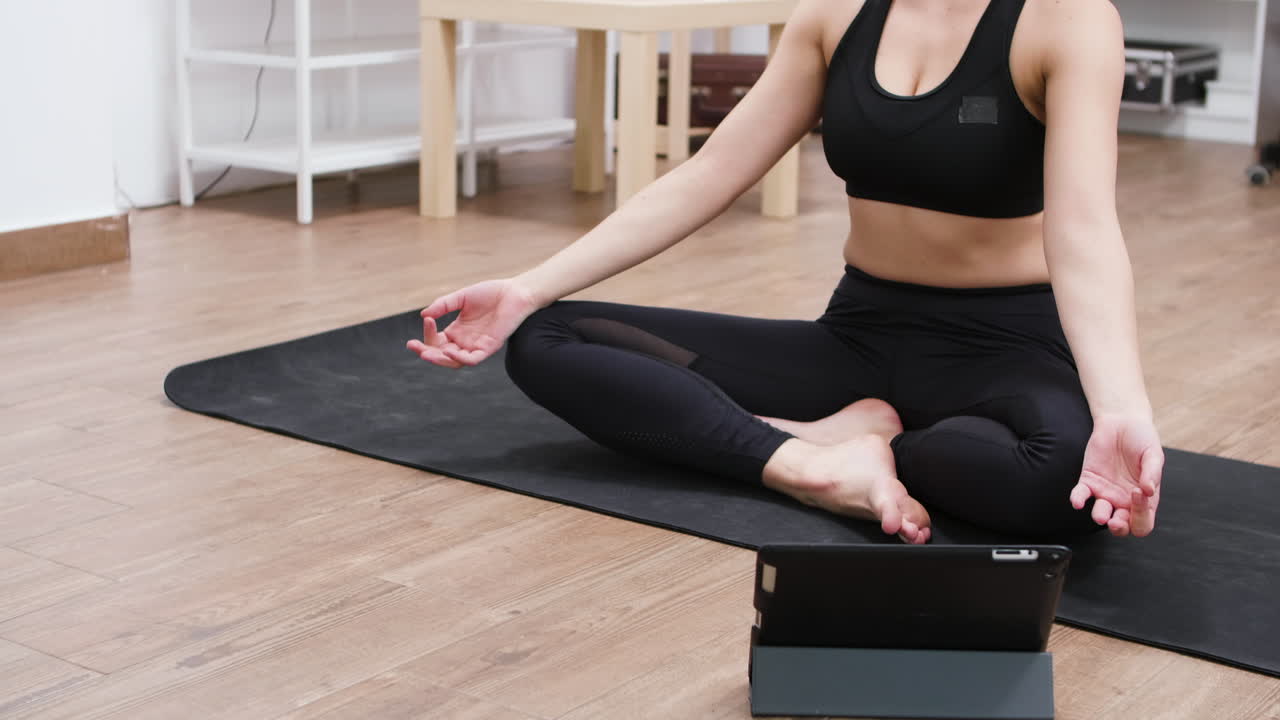 mujer practicando yoga en casa