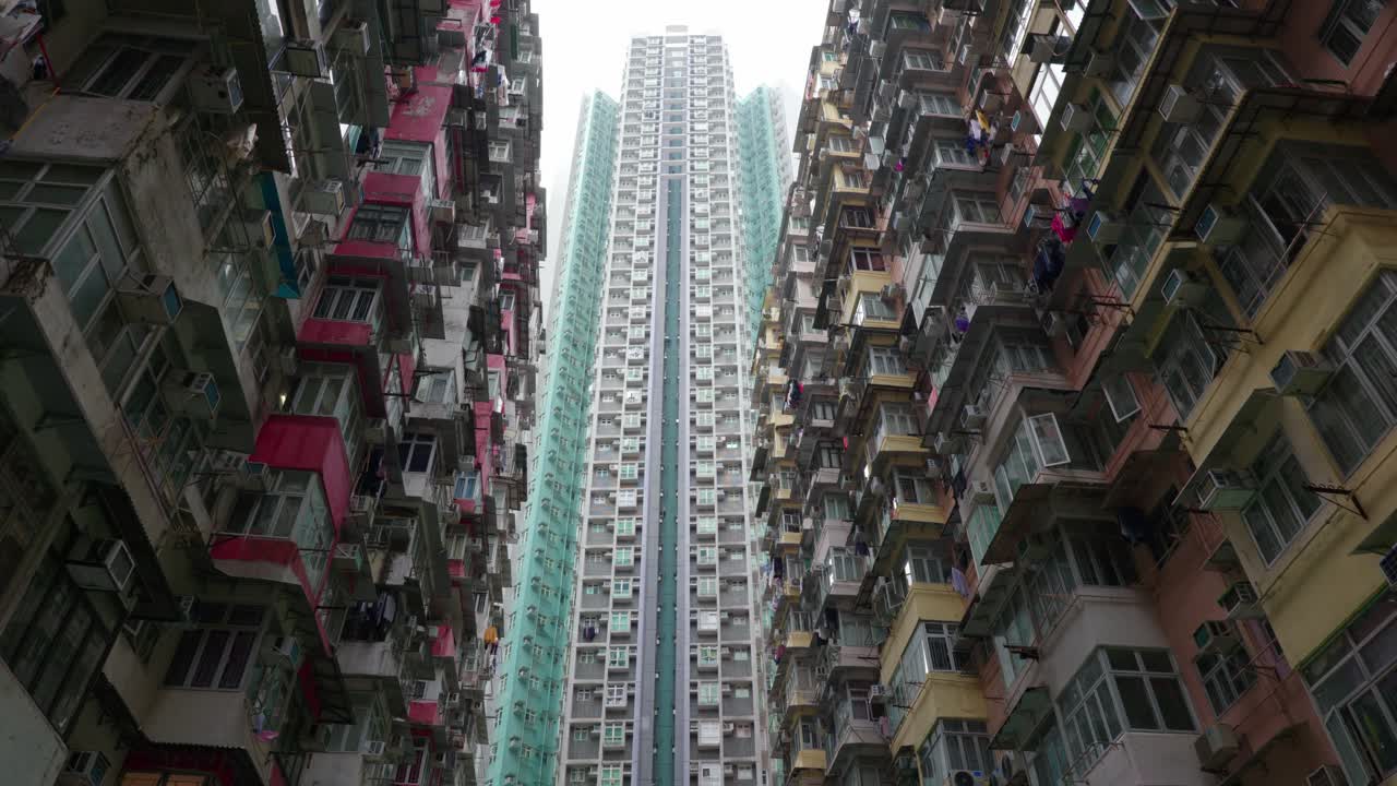 Pemandangan perkotaan panoramik menara apartemen di Gedung Yick Cheong, juga dikenal sebagai Gedung Monster, di Hong Kong pada hari yang cerah.