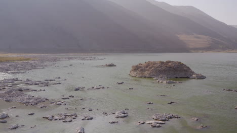 La-Orilla-Del-Lago-Mono-En-El-Sol-Ahumado-De-La-Tarde-De-California