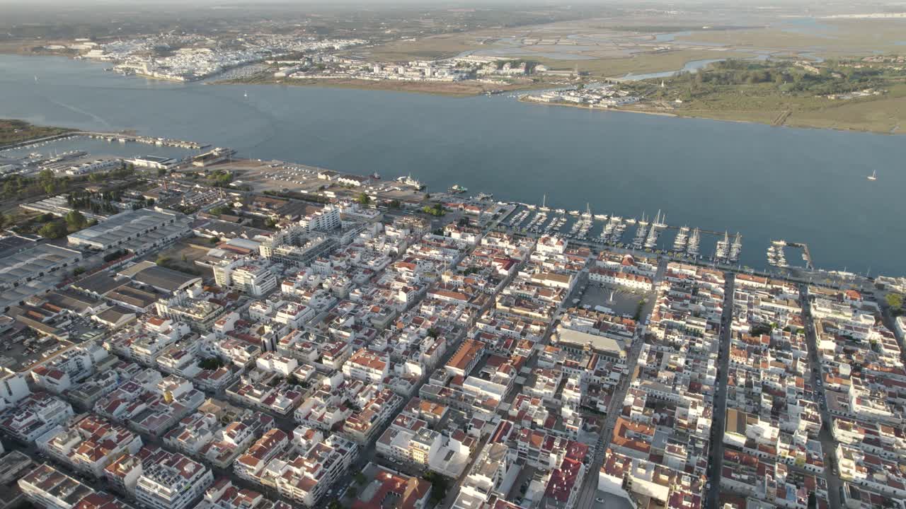 vista de ángulo alto sobre vila real de santo antonio en la orilla del río guadiana