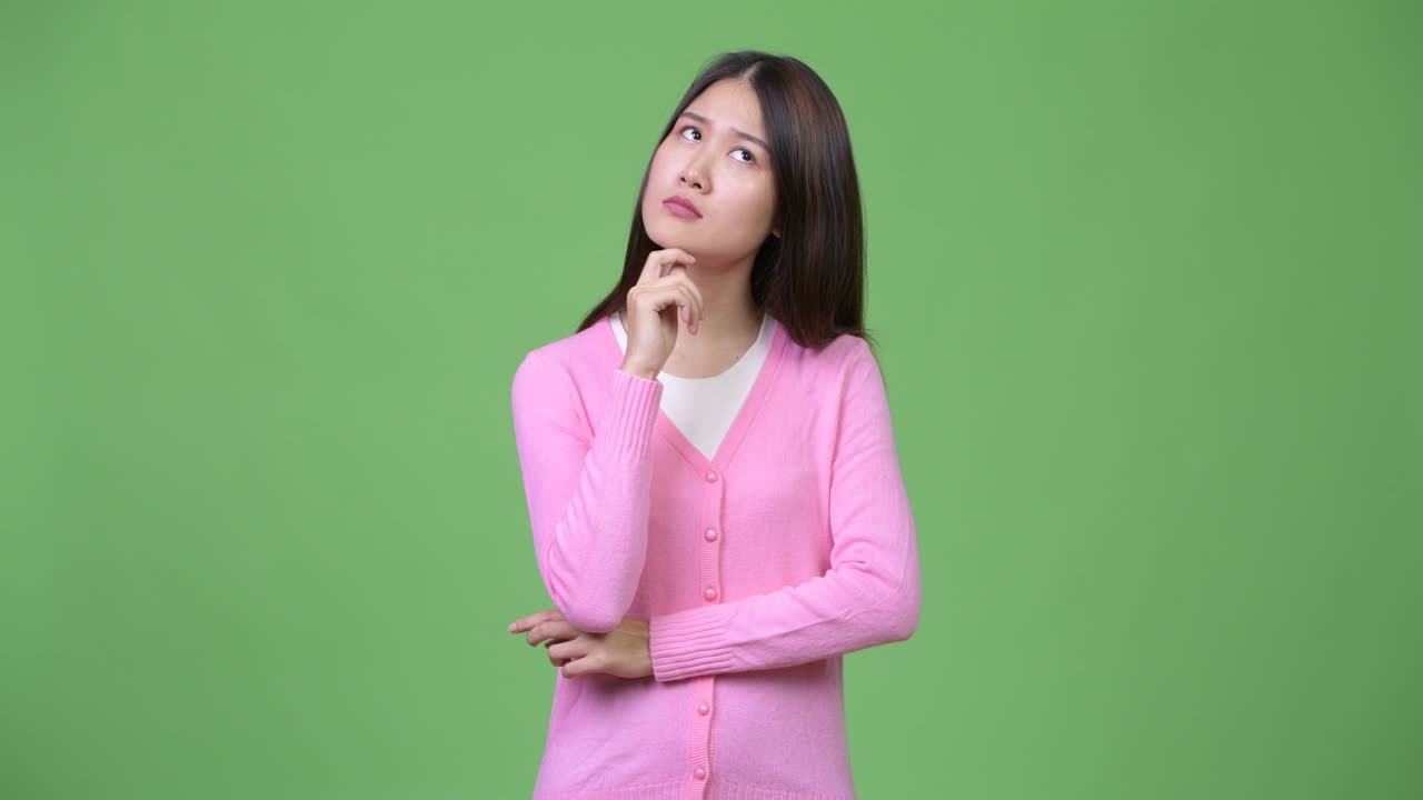 """아름다운 젊은 아시아 여자가 생각하고 있다."