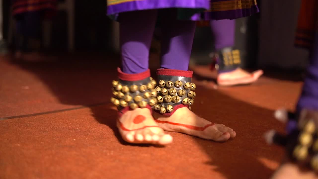 lei facendo bharatanatyam dance leghs vista in primo piano