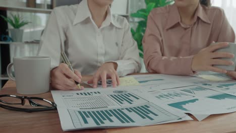 Zwei-Junge,-Enthusiastische-Geschäftsfrauen-Arbeiten-Im-Büroarbeitsplatz-Zusammen.