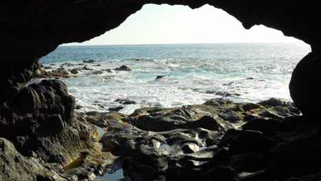 landschaft der meeresoberfläche aus einer höhle, natürliches felsiges fenster, teneriffe