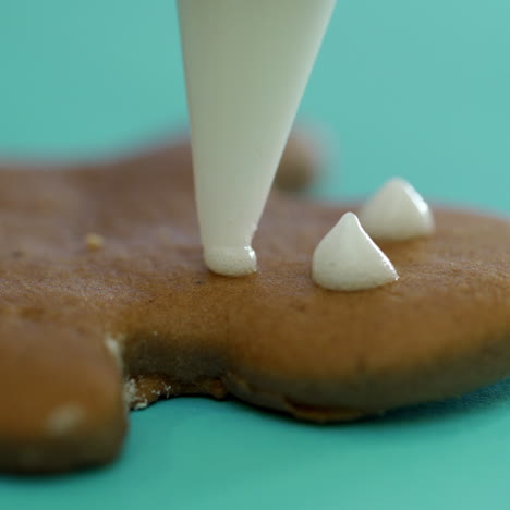decorating gingerbread cookies with icing
