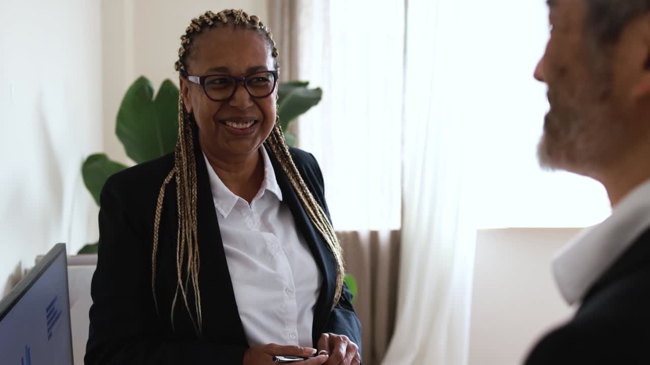 personas de negocios multirraciales que trabajan dentro de la oficina del banco - reunión y concepto de inicio