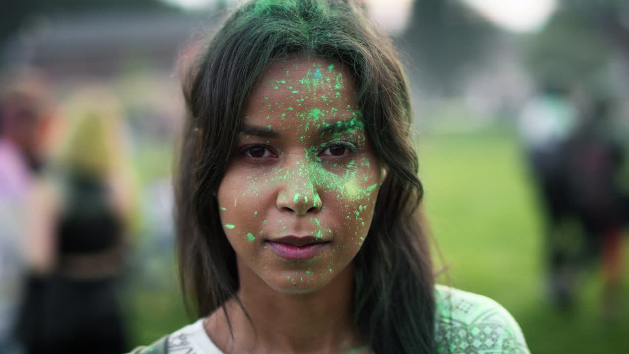 primer plano de una mujer multirracial mirando a la cámara en el festival de holi. disparado con primer plano de una mujer multirracional mirando a una cámara en el festival de holi, disparado con una cámara de helio rojo en 8k.