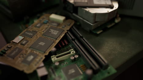 viejo disquete de computadora y placa base
