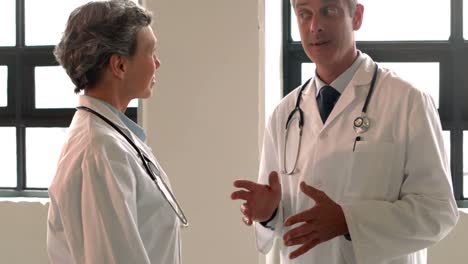 dos médicos hablando juntos.