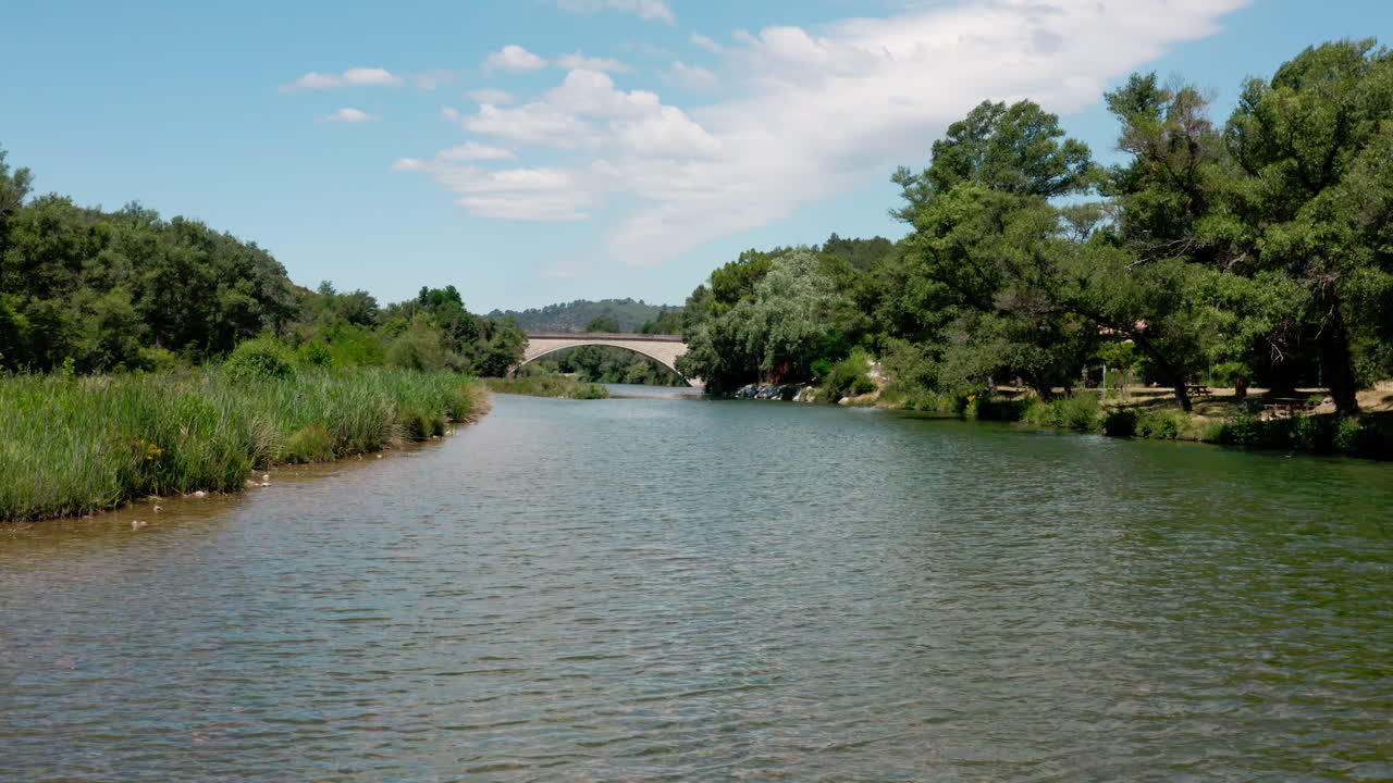 puente sobre el río verdon tiro aéreo francia día soleado verano