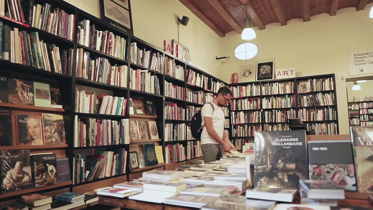 un hombre navegando en una encantadora librería europea