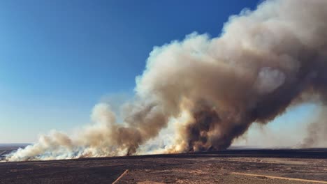 Un-Incendio-Forestal-Incontrolable-Amenaza-Granjas,-Animales-Y-Vidas-Humanas,-Obligando-A-La-Evacuación-En-Una-Crisis-De-Vida-O-Muerte