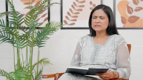 Niña-India-Confundida-Escribiendo-En-Un-Cuaderno