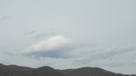 Wolkenzeitraffer-In-Der-Frühlingssaison-Mit-Schneller-Wolkenbildung