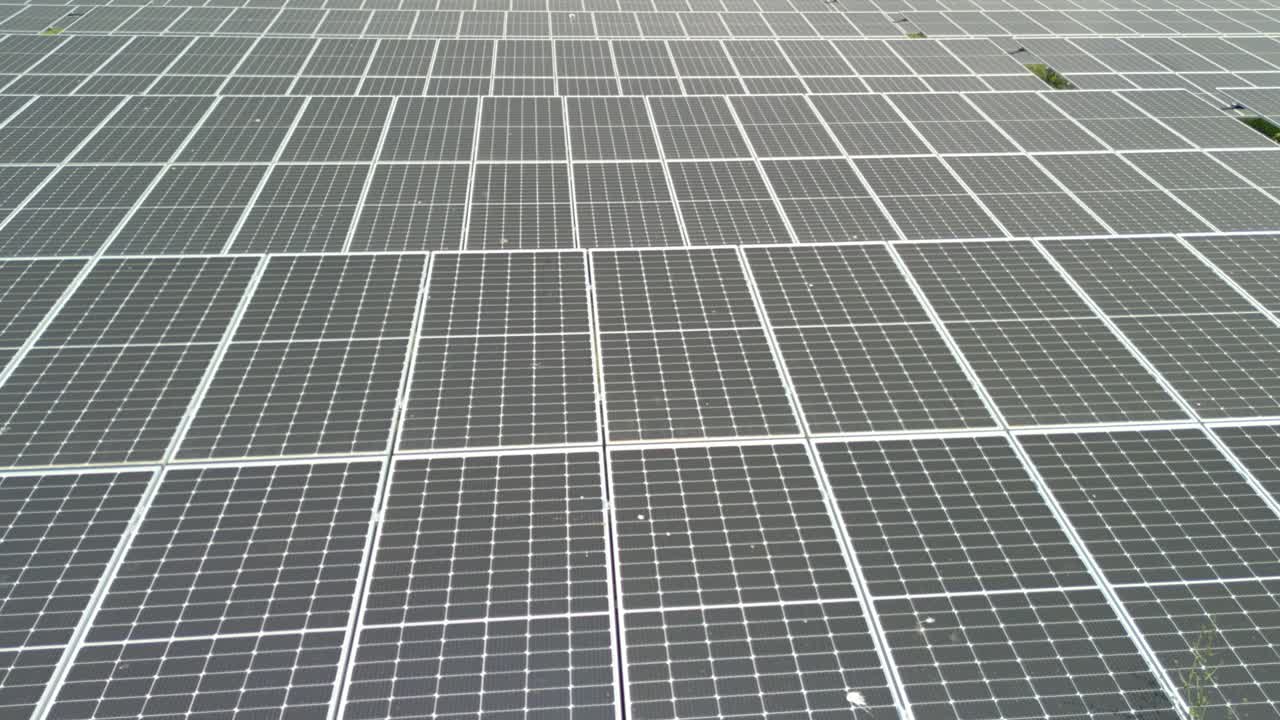 Immagine aerea di un parco fotovoltaico, energia solare, grande installazione in una giornata di sole.