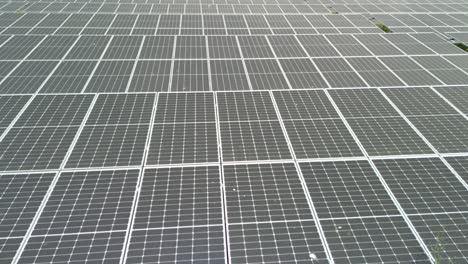 imagen aérea de una granja de paneles solares, energía fotovoltaica, gran instalación día soleado