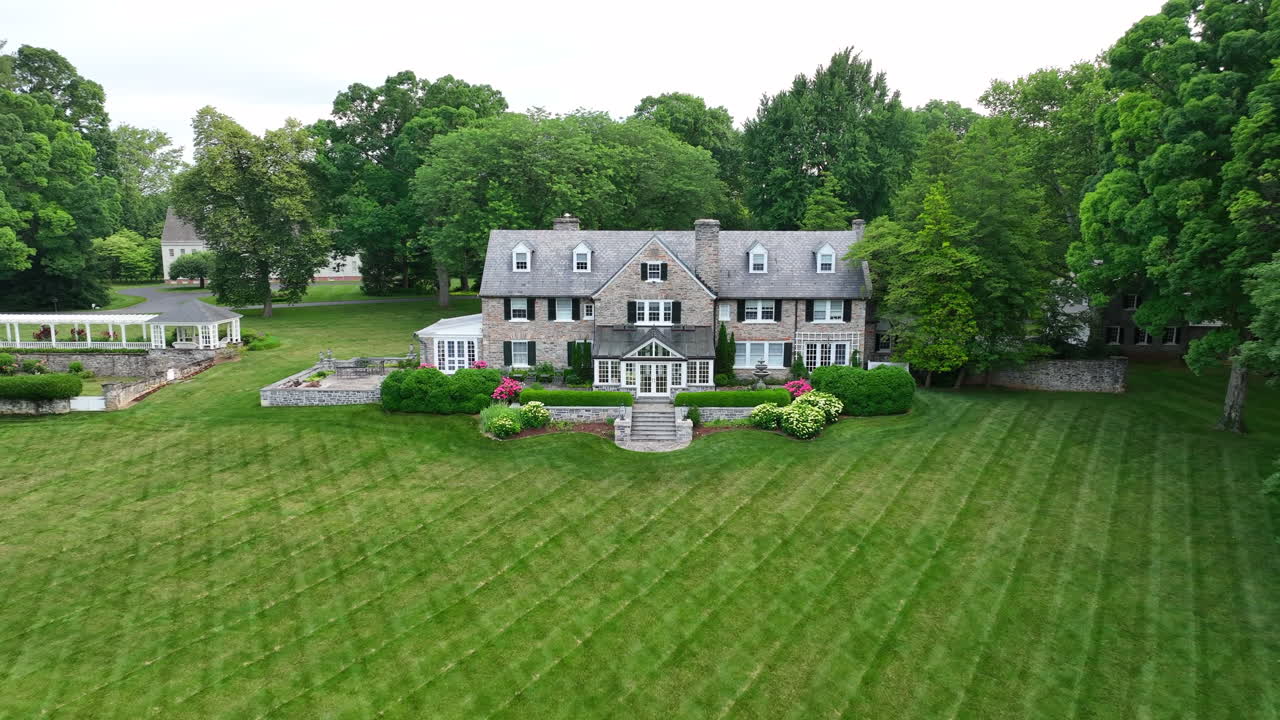 아름답고 큰 부동산에서 밀어