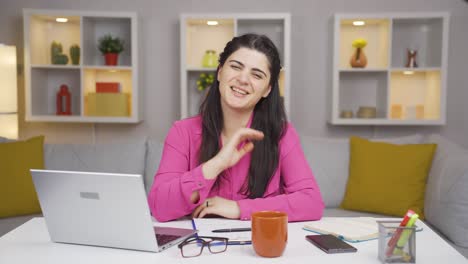 Mujer-Trabajadora-De-Oficina-En-Casa-Hablando-Facetime-Mirando-A-La-Cámara.