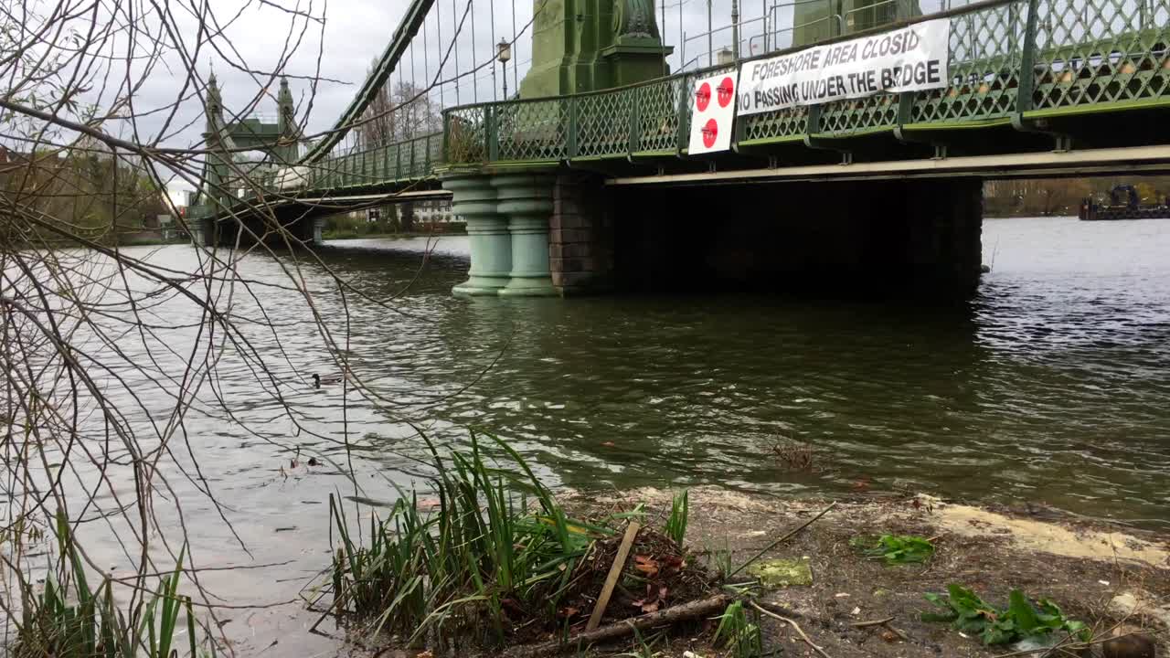 런던의 해머스미스 브리지, 수리 중