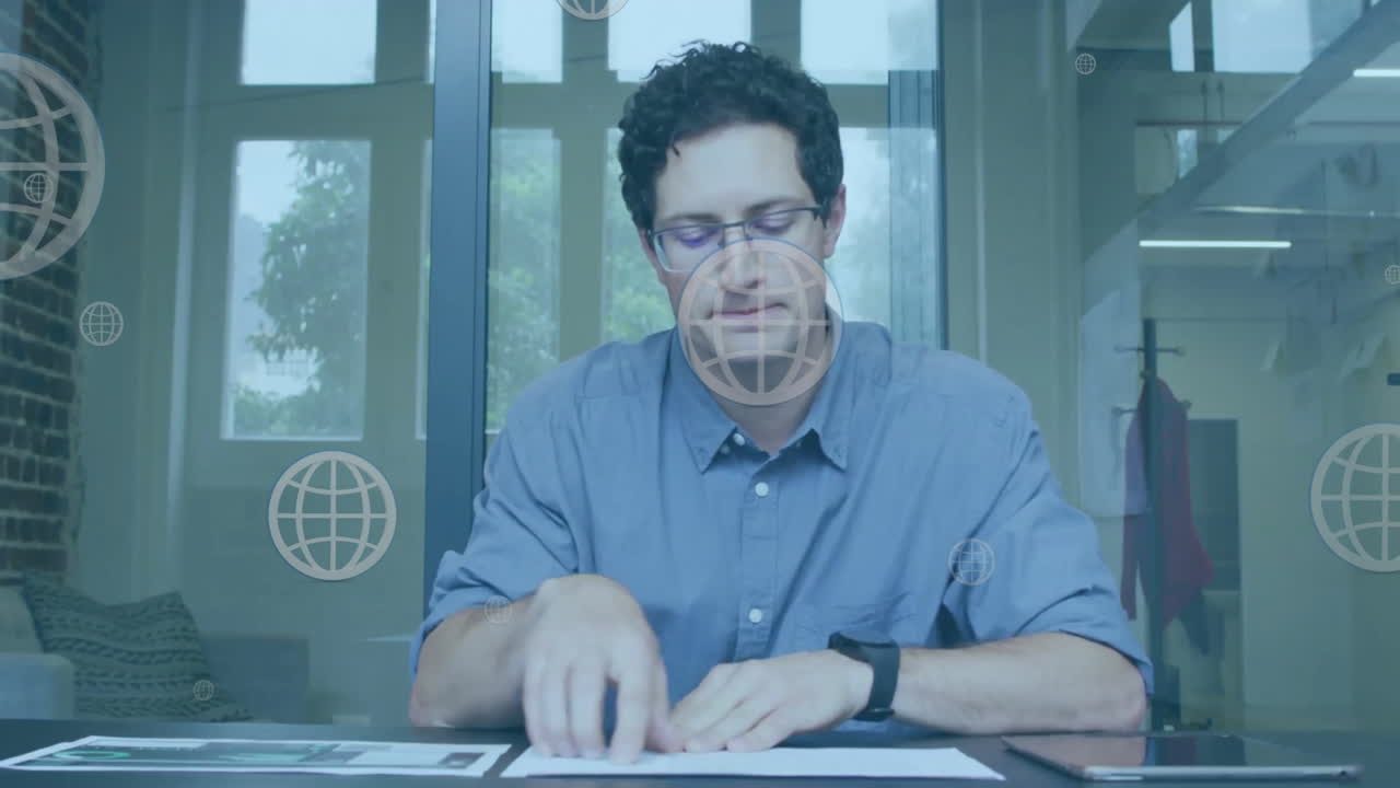 animación de iconos del globo y procesamiento de datos sobre empresario caucásico en la oficina