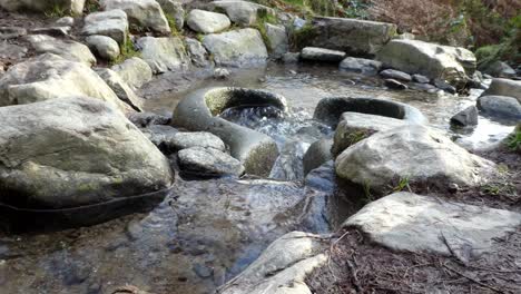 Río-Que-Fluye-A-Través-De-La-Primitiva-Cuenca-Desgastada-De-Piedra-Lisa-Erosionada-Erosionada-ángulo-Bajo