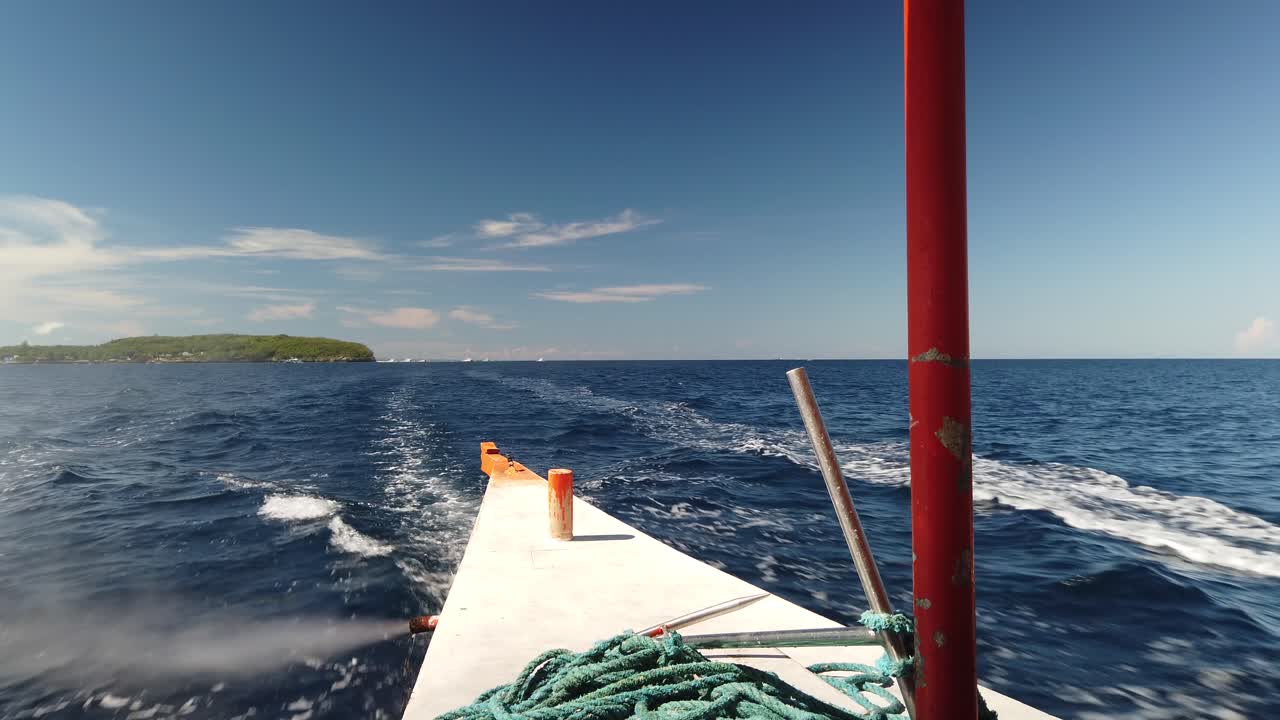 vista trasera del pasajero en el barco de viaje que sale de la isla