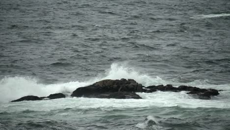 Wellen-Schlagen-Auf-Felsen-Im-Meer.-Zeitlupe