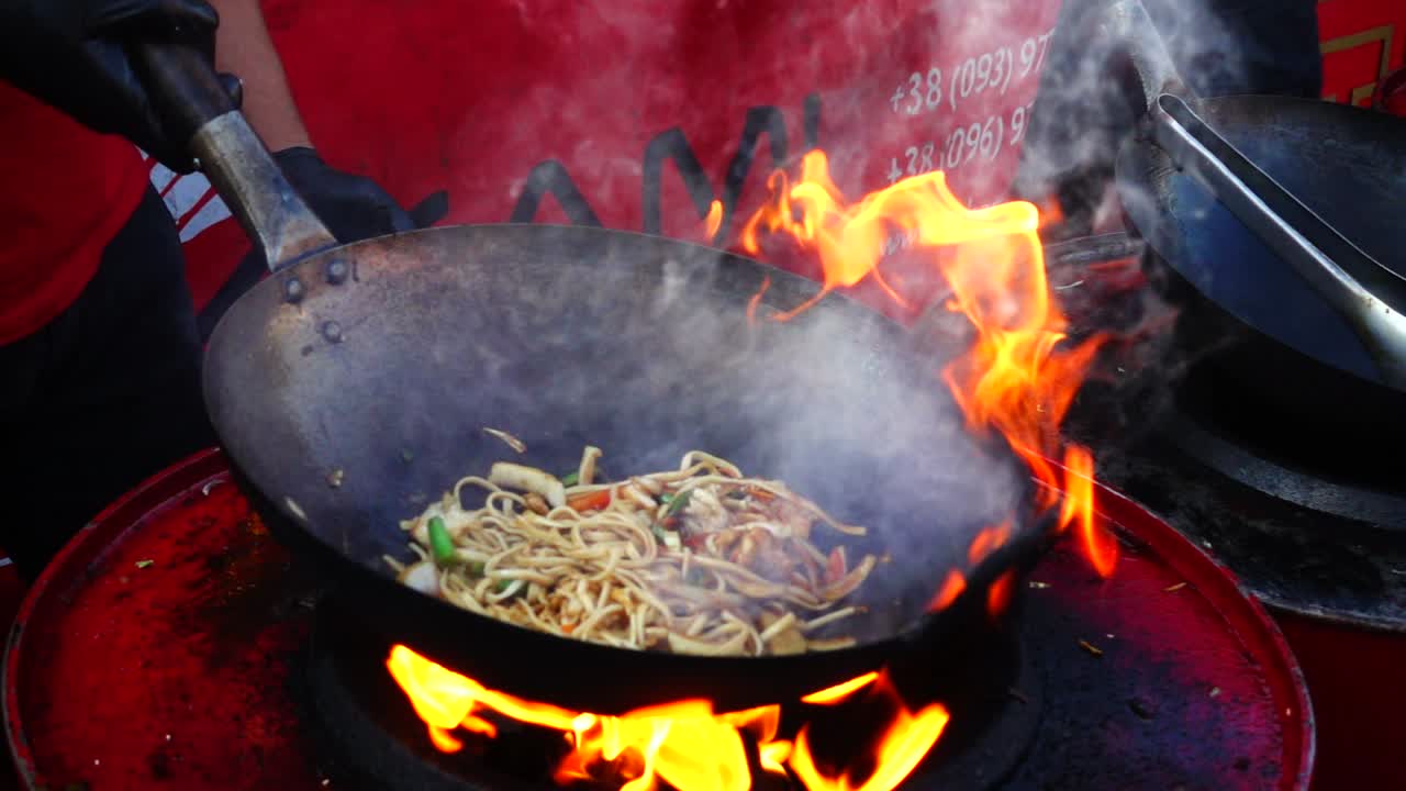Cucina asiatica. Cottura nel wok. Rallentatore.
