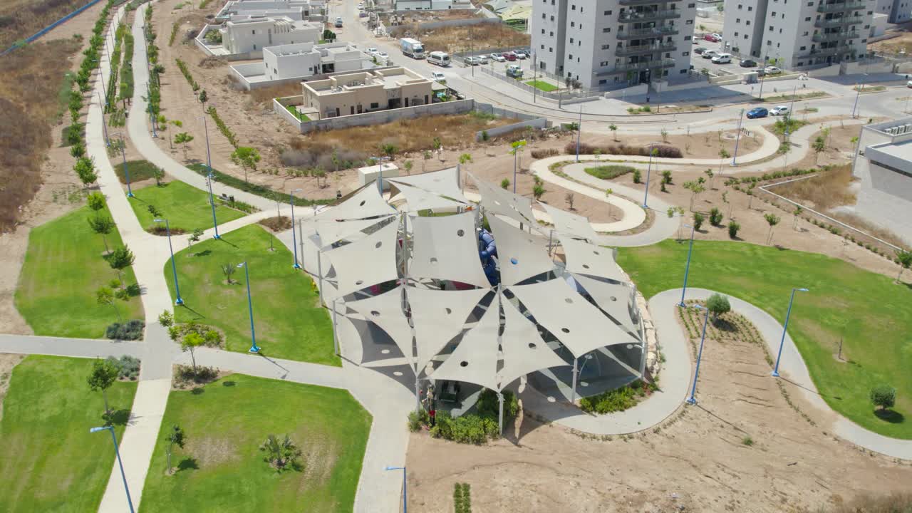 fotografía aérea de un patio de recreo en el nuevo barrio de netivot, israel