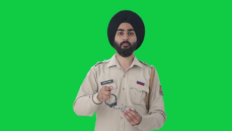 Sikh-indischer-Polizist-Posiert-Mit-Handschellen-Auf-Grünem-Bildschirm