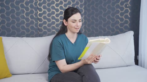la mujer que lee el libro.