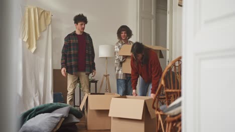 friends moving into a new apartment