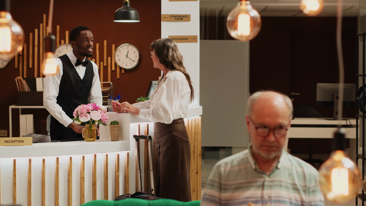 un adulto en la recepción se registra.