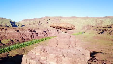 Eine-Bemerkenswerte-Antenne-über-Der-Mexikanischen-Hut-Felsformation-In-Süd-Utah-4