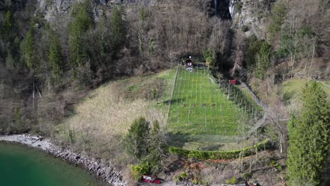 Clip-De-Drone-Que-Muestra-Una-Cabaña-De-Madera-Remota-En-La-Orilla-De-Un-Lago-Suizo,-Perfecta-Para-Un-Retiro-O-Unas-Vacaciones-De-Senderismo