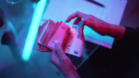 niña contando dinero