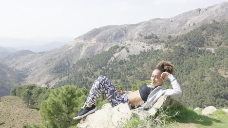 joven deportista relajada descansando