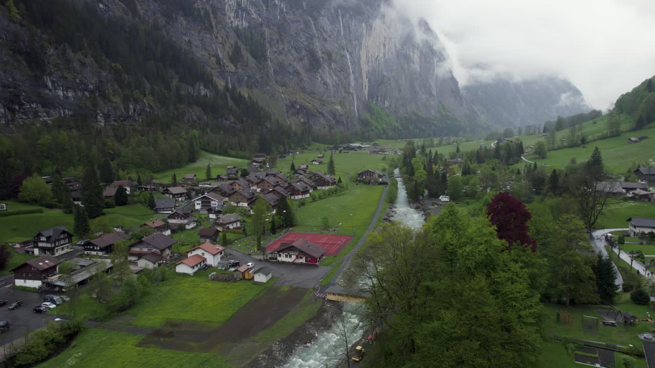 Fiume Lauterbrunnen in una pittoresca valle montana svizzera, vista aerea 4K