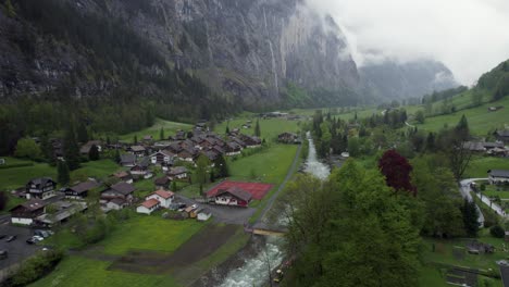 Fluss-Lauterbrunnen-Im-Malerischen-Schweizer-Bergtal,-4k-Luftaufnahme