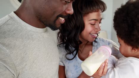 nuevos padres alimentando a su bebé