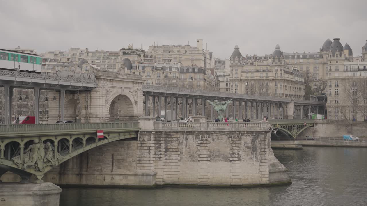 Bir-Hakeim Bridge in Paris