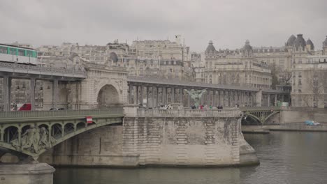 bir-hakeim bridge in paris
