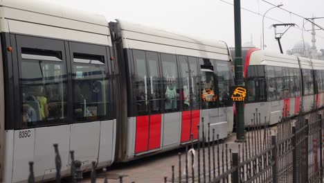 istanbul straßenbahn vor einer moschee