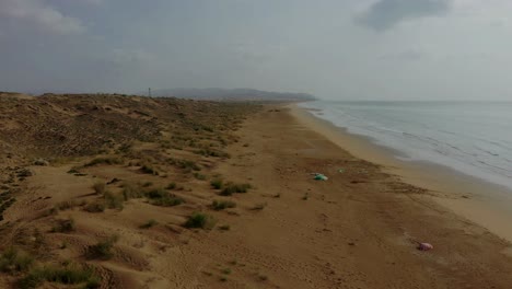 Levantamiento-Lento-Aéreo-Sobre-La-Costa-De-La-Playa-En-El-Parque-Nacional-Hingol-En-Baluchistán