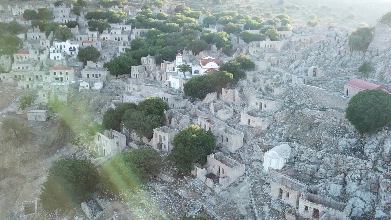 Yunanistan, Tilos Adası'ndaki terk edilmiş Chora'nın kalıntıları, Eski Merkez. Güneş ışıkları, manzaralı dairesel çekim.