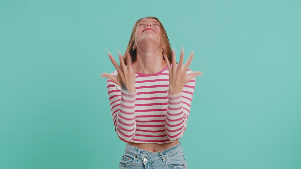 mujer grita grita estrés tensión problema siente horror desesperanza miedo sorpresa choque expresa rabia